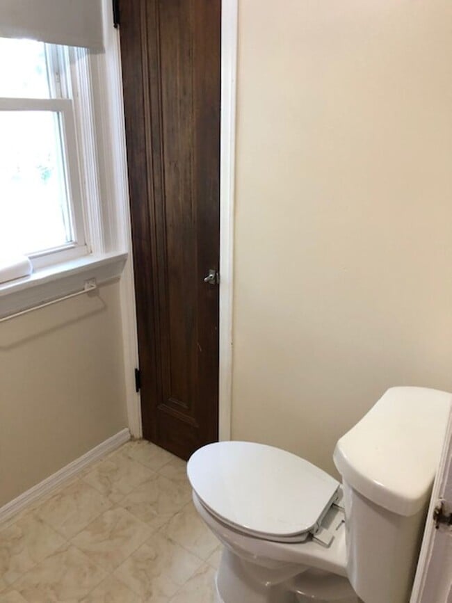 Building Photo - 2 Story, 3+ Bed, 2 Full Baths, Home with G...