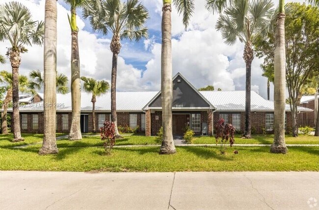 Building Photo - 2000 S Main St