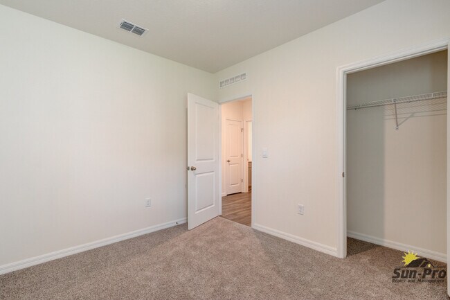 Building Photo - 982 Commons Way