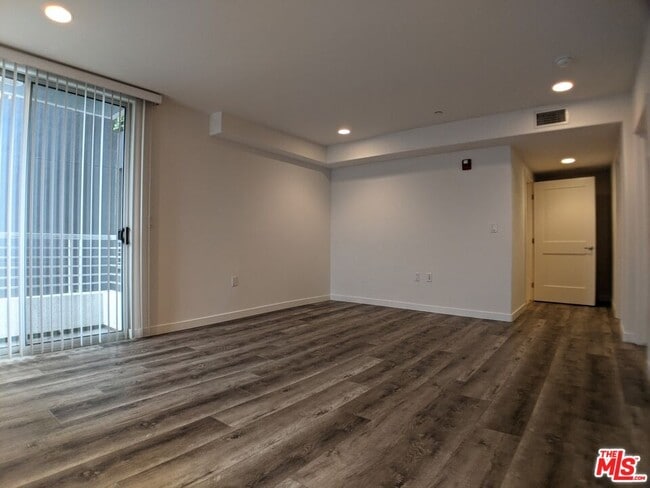 Building Photo - 5143 White Oak Ave