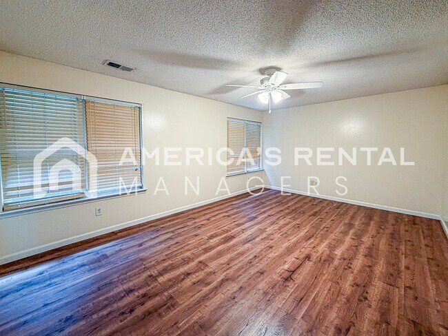 Building Photo - 1713 Savannah Park Ln
