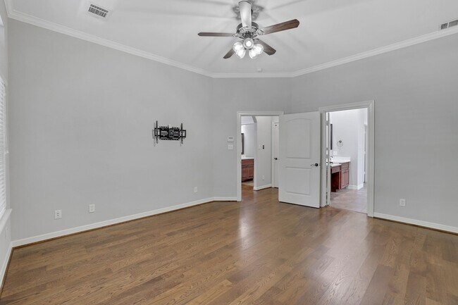 Building Photo - 270 Lake Grove Dr