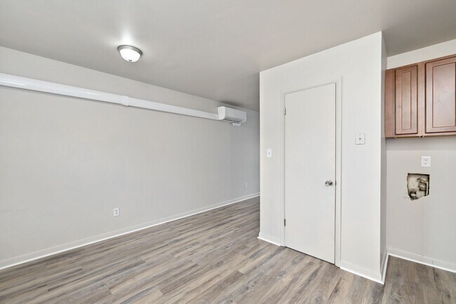 Building Photo - Newly Renovated 2 Bedroom Unit!