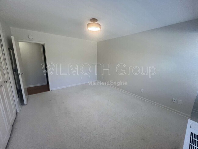 Building Photo - 3965 N Meridian St