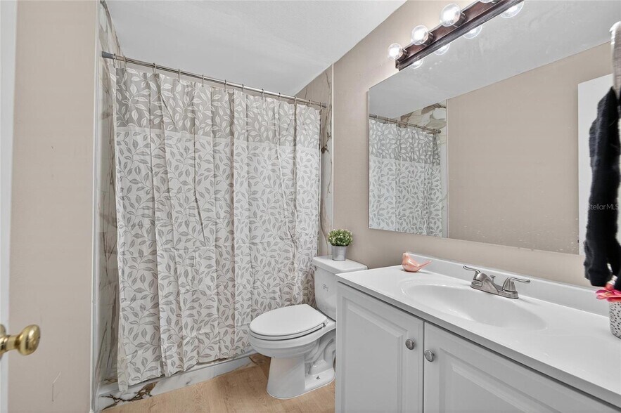 Building Photo - 1712 Village Ct