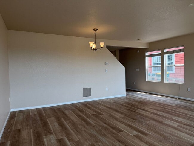 Building Photo - Delightful 3BD/2BA Townhome in Erie with Fresh Paint and New Flooring