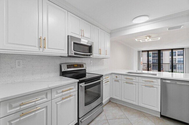 Building Photo - 8 Royal Palm Way