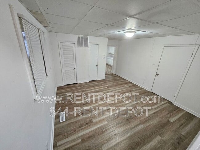 Building Photo - 109 E Eichel Ave