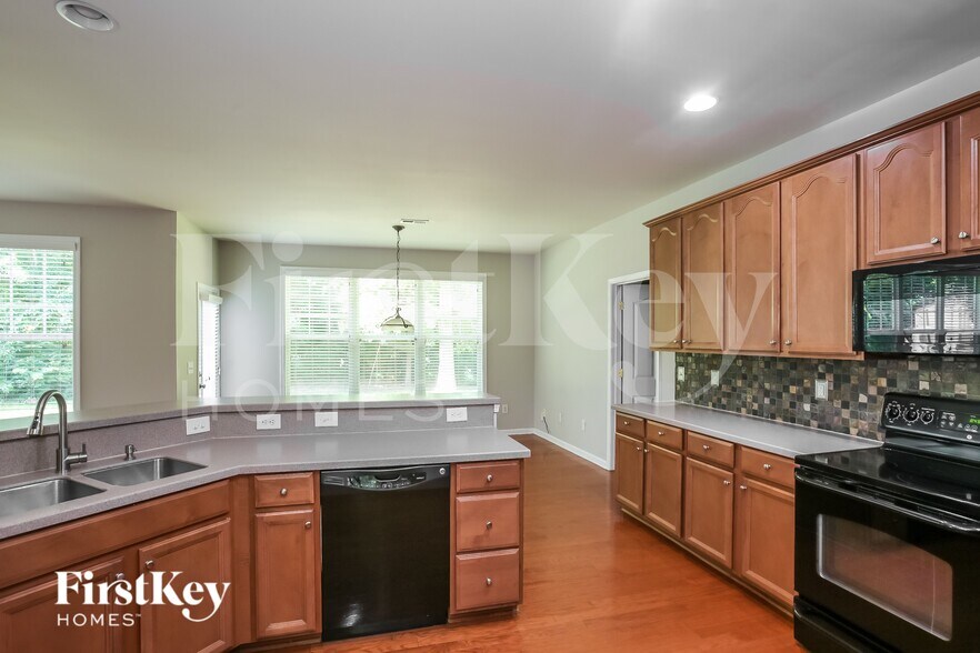 Building Photo - 12300 Backwater Dr