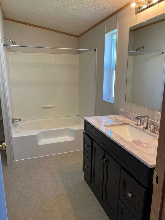 Building Photo - 3 bedroom 2 bathroom Modular Home in Babcock Vista!