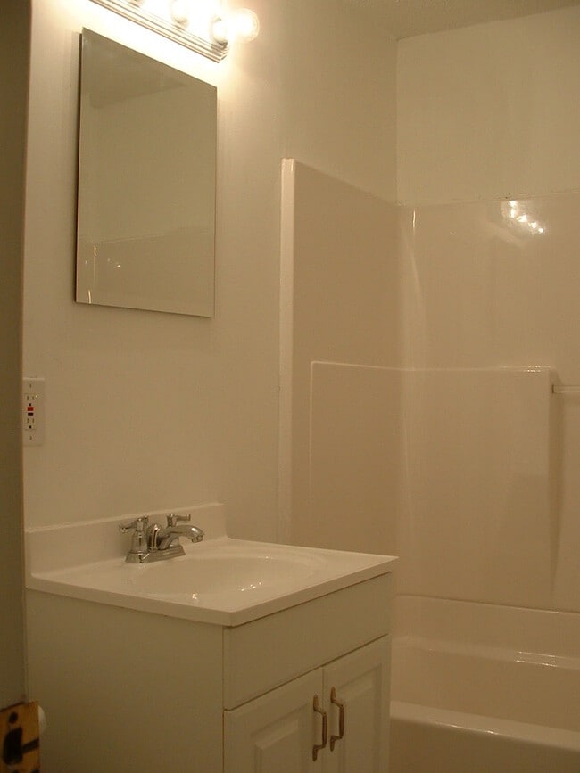 Building Photo - 2 Bedroom Condo Near UTK | Fort Sanders Area