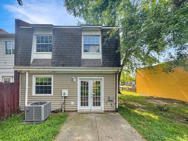 Building Photo - Spacious 3-Bedroom Townhome Minutes from D...