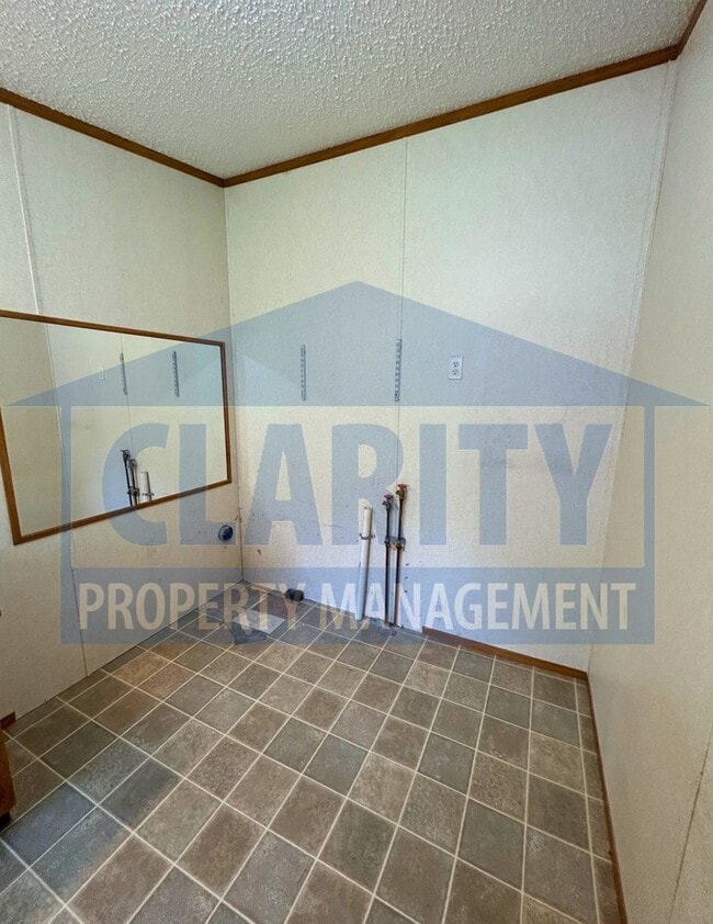 Building Photo - Three bedroom, single level home in Old Fo...
