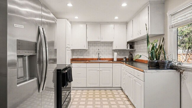 Building Photo - 2Bd/1Ba Shoreline House