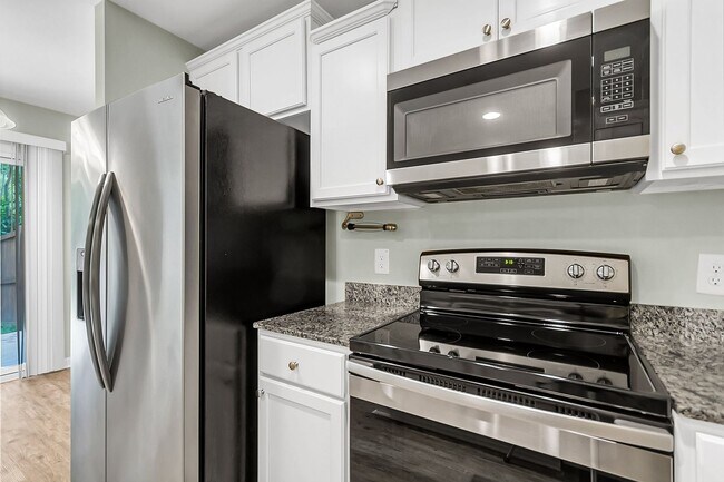 Building Photo - Beautiful Goose Creek Townhome!