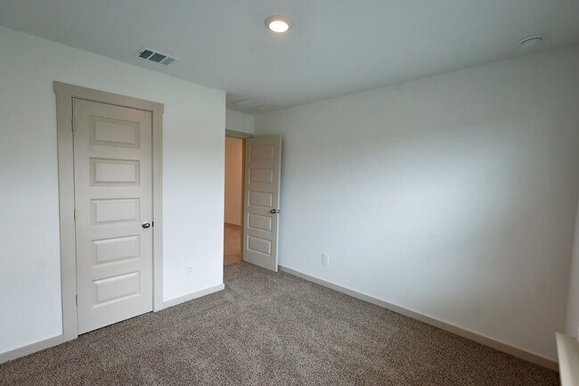 Building Photo - 5034 Pine Haven Lane