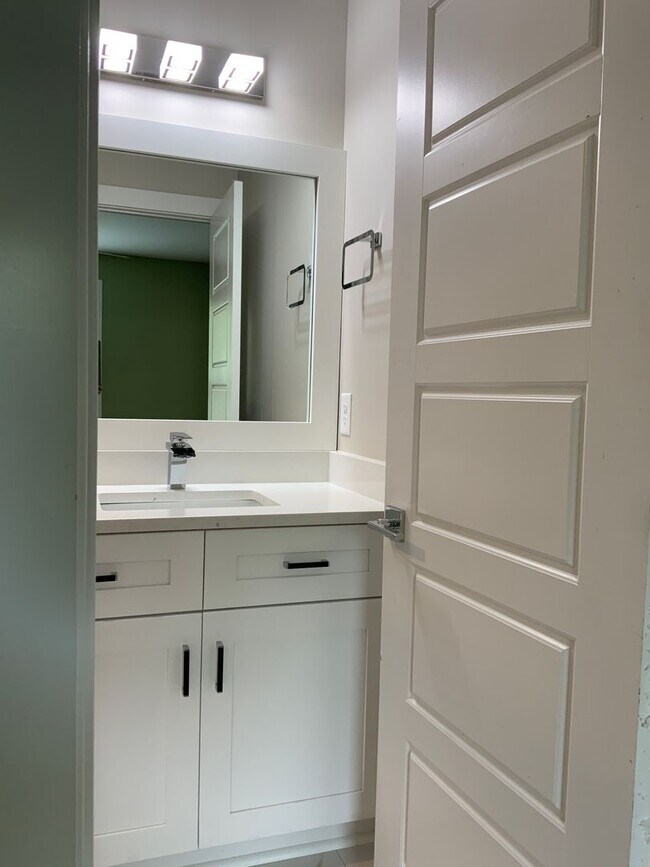 Building Photo - charming 3 bedroom, 3 bathroom home locate...