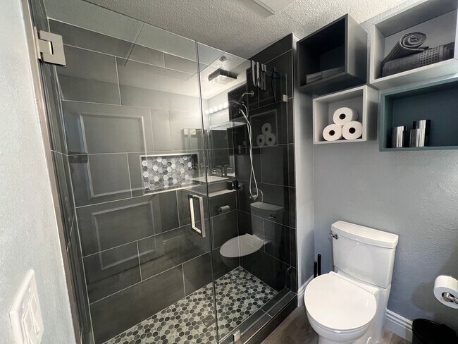 Building Photo - Meridian Fully Furnished Studio Condo - Re...