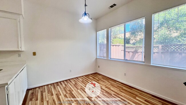 Building Photo - 303 Sutton Cir