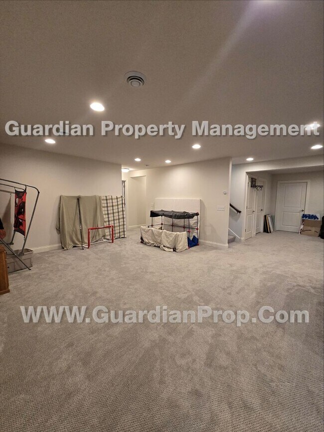 Building Photo - Chaska luxury home, Extra-large living areas, Owners suite, Walkout patio