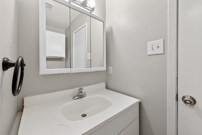 Building Photo - 2446 Mayview Dr