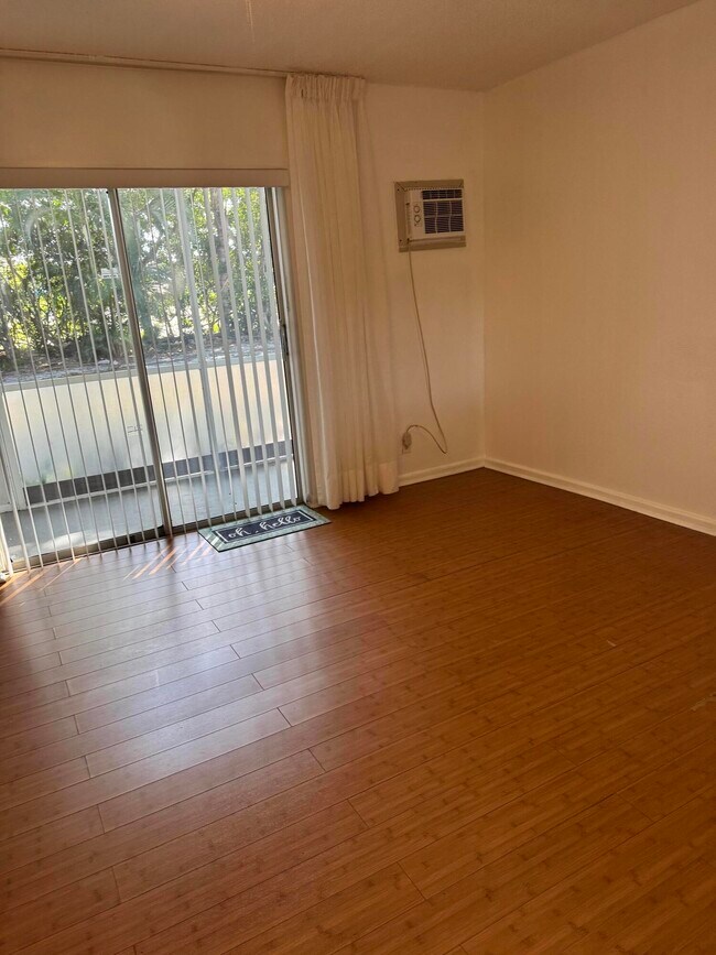 Building Photo - 6 Keswick A