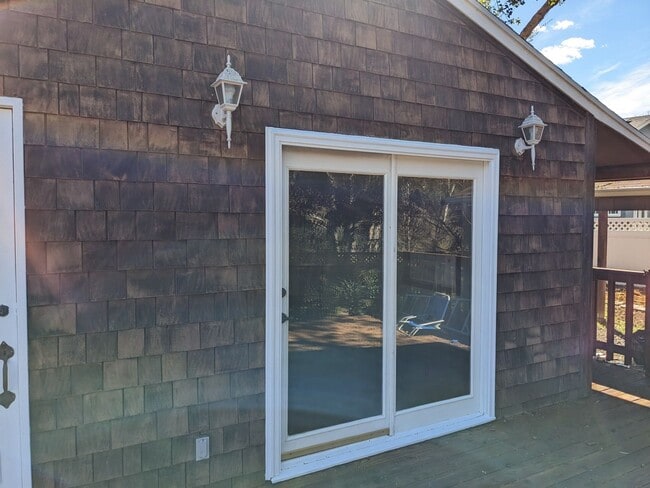 Building Photo - Stunning 1-bed, 1-bath Detached Cottage in...