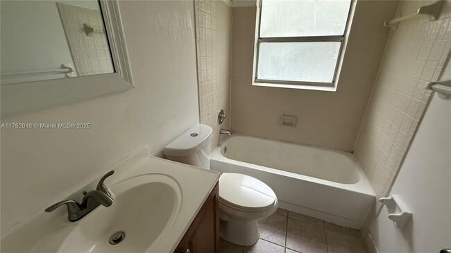Building Photo - 1032 Twin Lakes Dr