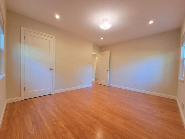 Building Photo - Updated Home in Palo Alto Available with Air Conditioning