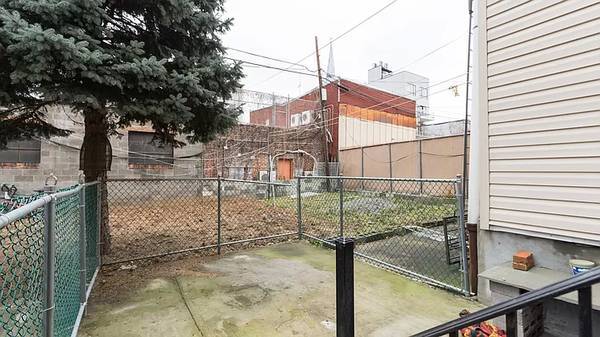 Building Photo - 167 Hopkins St