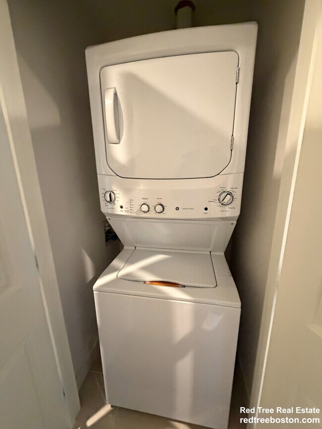 Building Photo - 11 Alder St