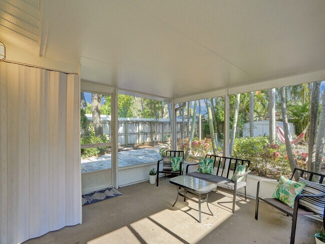 Building Photo - 920 NE 34th Ct