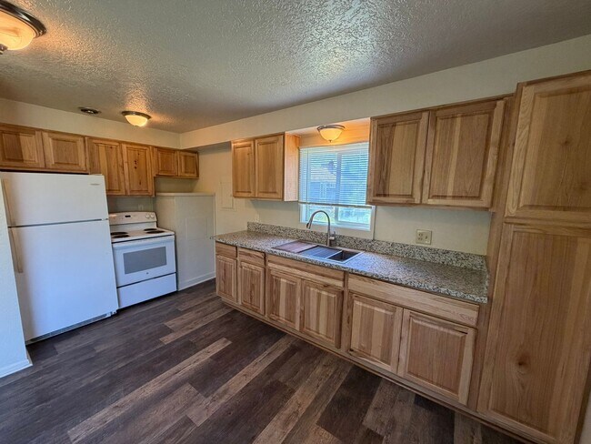 Building Photo - Cozy 1 Bedroom!