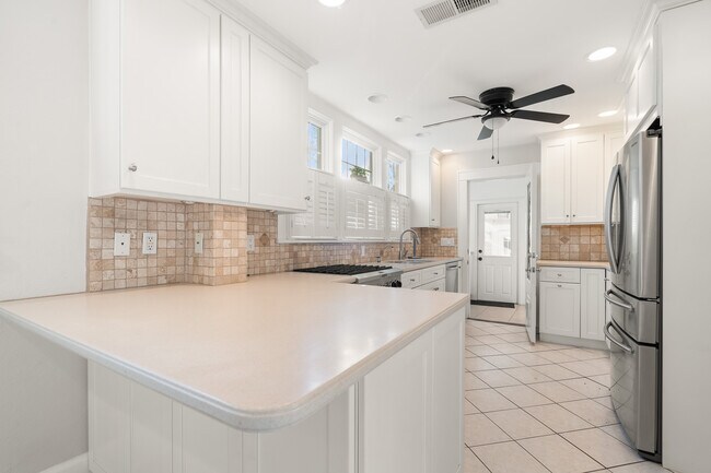 Building Photo - 1234 Beach Dr NE