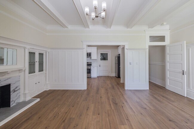Building Photo - Fully Remodeled, Top Floor 3/2 Full Floor Flat W/ Bonus Room! In-Unit W/D!