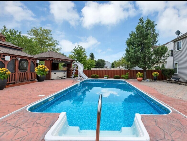 Building Photo - 250 Ferryville Dr