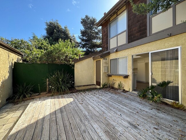 Building Photo - Spacious 3+2.5 Townhome in Woodbridge Park