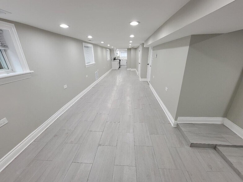 Building Photo - 5521 W 63rd Pl
