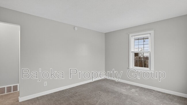 Building Photo - 648 Mayflower Ave