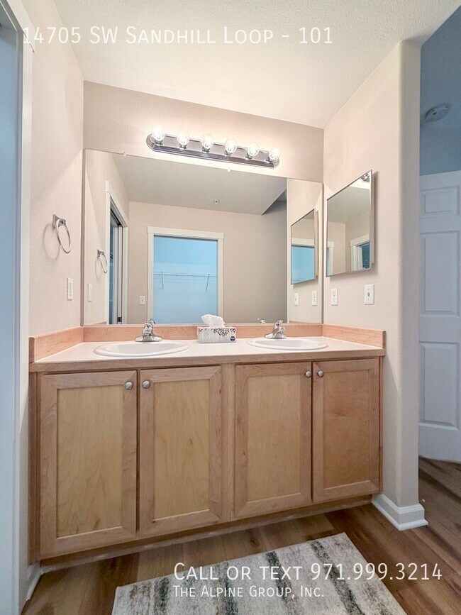 Building Photo - 14705 SW Sandhill Loop