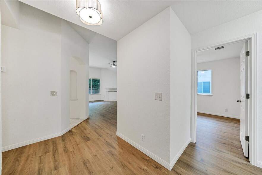 Building Photo - 1707 Primrose Ln