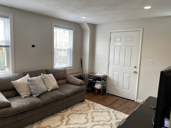 Building Photo - 834 Main St