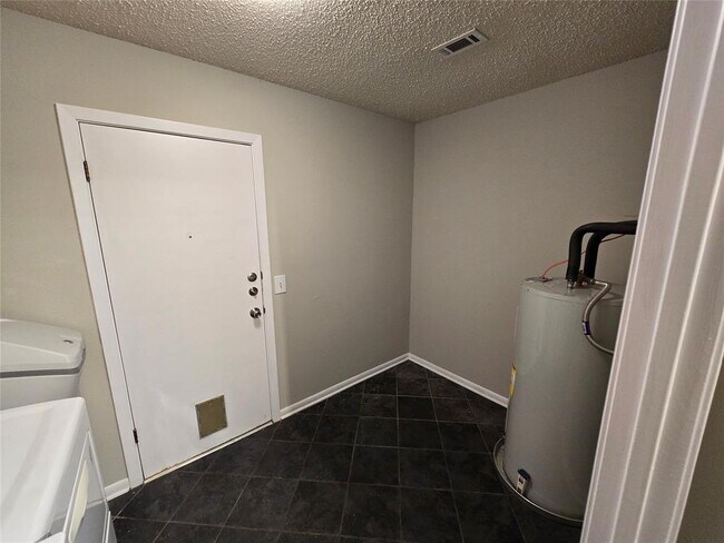 Building Photo - 402 Greenwood Dr