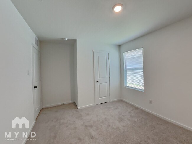 Building Photo - 233 Poplar Pl