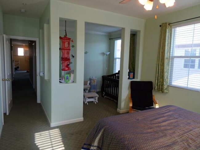 Building Photo - Adorable 2 bedroom 2 bathroom townhouse in...