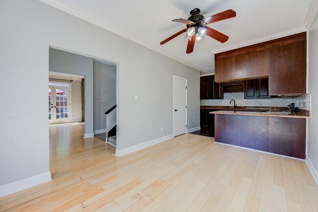 Building Photo - Modern Townhome  3 Bedrooms/2.5 Bathrooms