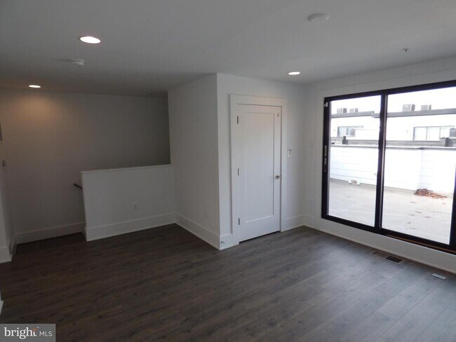 Building Photo - 11360 Emerald Park Rd