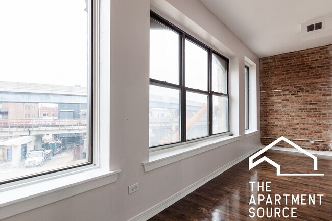 Building Photo - 3345 N Clark St