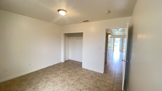 Building Photo - 3052 W Pontiac Way