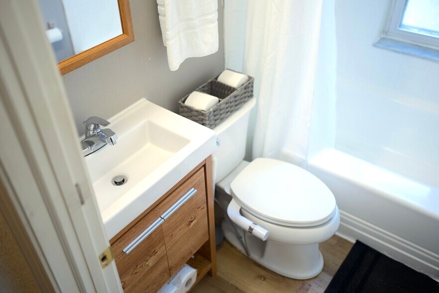 Sparkling Clean | Full Tub & Shower | Bidet Included - 10207 Oak Ave